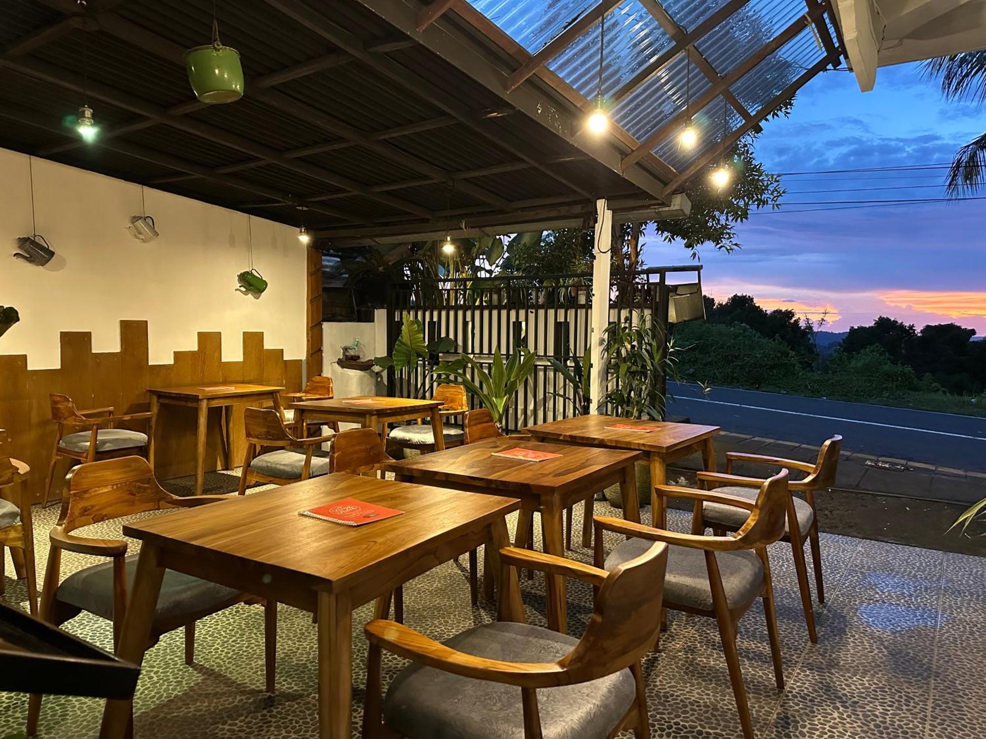 Dong Paloh Hostel Munduk Екстериор снимка